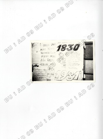 Plakaty sfotografowane przez SB w listopadzie 1981 r. na ul. Królewskiej w Lublinie