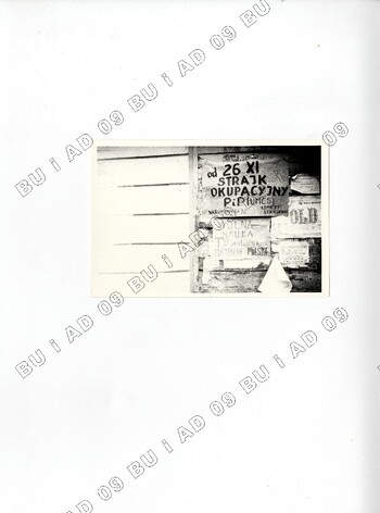 Plakaty sfotografowane przez SB w listopadzie 1981 r. na ul. Królewskiej w Lublinie