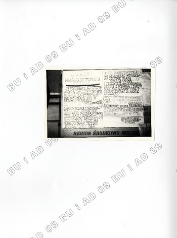 Plakaty sfotografowane przez SB w listopadzie 1981 r. na ul. Królewskiej w Lublinie