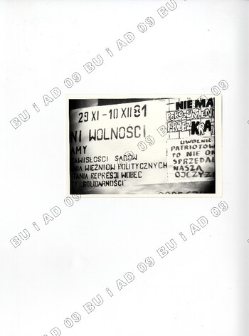 Plakaty sfotografowane przez SB w listopadzie 1981 r. na ul. Królewskiej w Lublinie