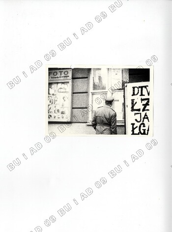 Plakaty sfotografowane przez SB w listopadzie 1981 r. na ul. Królewskiej w Lublinie