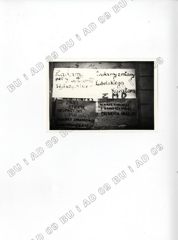 Plakaty sfotografowane przez SB w listopadzie 1981 r. na ul. Królewskiej w Lublinie