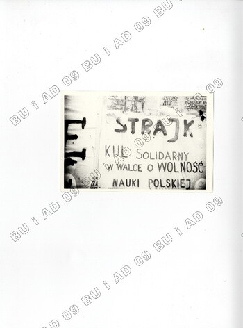 Plakaty sfotografowane przez SB w listopadzie 1981 r. na ul. Królewskiej w Lublinie