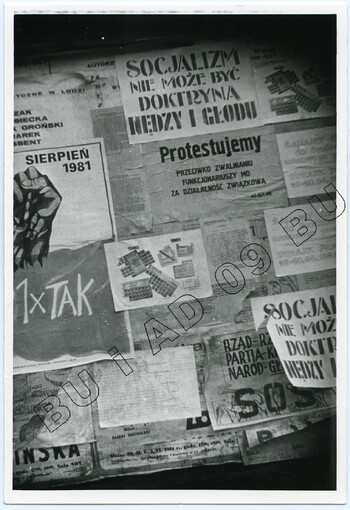 Fotografia (SB) plakatów wywieszanych na budynku Zarządu Regionu Środkowo-Wschodniego w Lublinie ul. Królewska