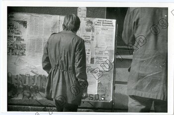 Fotografia (SB) plakatów wywieszanych na budynku Zarządu Regionu Środkowo-Wschodniego w Lublinie ul. Królewska