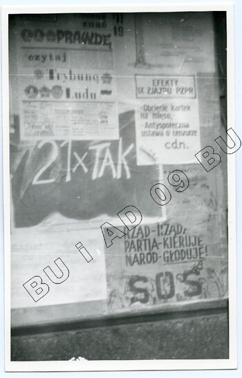 Fotografia (SB) plakatów wywieszanych na budynku Zarządu Regionu Środkowo-Wschodniego w Lublinie ul. Królewska