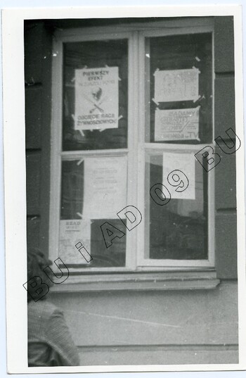 Fotografia (SB) plakatów wywieszanych na budynku Zarządu Regionu Środkowo-Wschodniego w Lublinie ul. Królewska