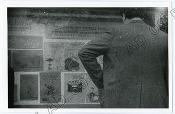 Fotografia (SB) plakatów wywieszanych na budynku Zarządu Regionu Środkowo-Wschodniego w Lublinie ul. Królewska