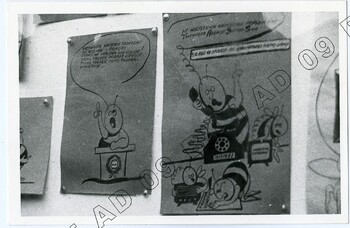 Fotografia (SB) plakatów wywieszanych na budynku Zarządu Regionu Środkowo-Wschodniego w Lublinie ul. Królewska