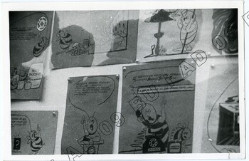 Fotografia (SB) plakatów wywieszanych na budynku Zarządu Regionu Środkowo-Wschodniego w Lublinie ul. Królewska