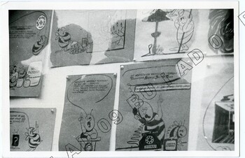 Fotografia (SB) plakatów wywieszanych na budynku Zarządu Regionu Środkowo-Wschodniego w Lublinie ul. Królewska