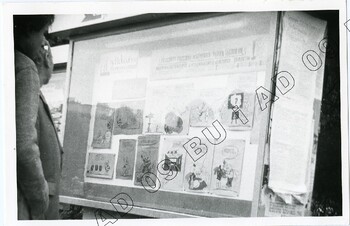 Fotografia (SB) plakatów wywieszanych na budynku Zarządu Regionu Środkowo-Wschodniego w Lublinie ul. Królewska