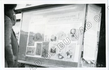 Fotografia (SB) plakatów wywieszanych na budynku Zarządu Regionu Środkowo-Wschodniego w Lublinie ul. Królewska