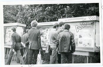 Fotografia (SB) plakatów wywieszanych na budynku Zarządu Regionu Środkowo-Wschodniego w Lublinie ul. Królewska