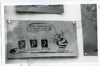 Fotografia (SB) plakatów wywieszanych na budynku Zarządu Regionu Środkowo-Wschodniego w Lublinie ul. Królewska