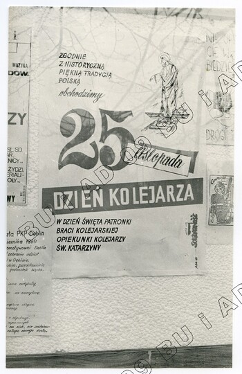 Fotografia (SB) plakatów wywieszanych na budynku Zarządu Regionu Środkowo-Wschodniego w Lublinie ul. Królewska