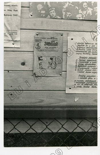 Fotografia (SB) plakatów wywieszanych na budynku Zarządu Regionu Środkowo-Wschodniego w Lublinie ul. Królewska