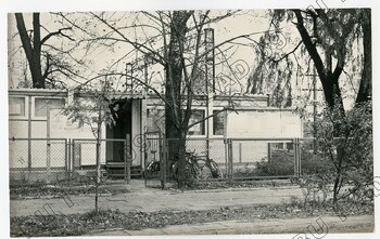 Fotografia (SB) plakatów wywieszanych na budynku Zarządu Regionu Środkowo-Wschodniego w Lublinie ul. Królewska