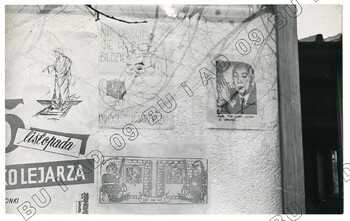 Fotografia (SB) plakatów wywieszanych na budynku Zarządu Regionu Środkowo-Wschodniego w Lublinie ul. Królewska