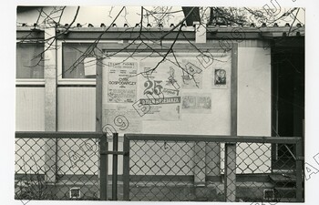 Fotografia (SB) plakatów wywieszanych na budynku Zarządu Regionu Środkowo-Wschodniego w Lublinie ul. Królewska