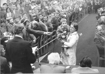 Zakończenie strajku w Fabryce Łożysk Tocznych „Iskra” w Kielcach we wrześniu 1980 roku. Ze zbiorów Juliusza Brauna.
