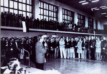 Spotkanie pracowników Huty im. M. Nowotki w Ostrowcu Świętokrzyskim i innych zakładów z przedstawicielami NSZZ „Solidarność” Huty im. Lenina i Huty Katowice w dniu 23.10.1980 roku w hali sportowej KSZO. Ze zbiorów Wiesława Kwiatkowskiego