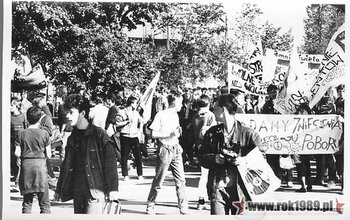 Wiec i manifestacja studentów WSP i Politechniki Świętokrzyskiej (NZS) z udziałem A. Gwiazdy, maj 1989 (ze zbiorów Janusza Kozy) #2