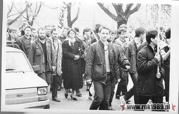 Wiec i manifestacja studentów WSP i Politechniki Świętokrzyskiej (NZS) z udziałem A. Gwiazdy, maj 1989 (ze zbiorów Janusza Kozy) #3