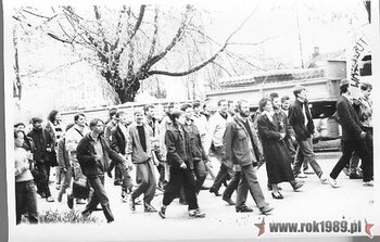 Wiec i manifestacja studentów WSP i Politechniki Świętokrzyskiej (NZS) z udziałem A. Gwiazdy, maj 1989 (ze zbiorów Janusza Kozy) #4