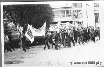 Wiec i manifestacja studentów WSP i Politechniki Świętokrzyskiej (NZS) z udziałem A. Gwiazdy, maj 1989 (ze zbiorów Janusza Kozy) #7