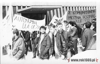 Wiec i manifestacja studentów WSP i Politechniki Świętokrzyskiej (NZS) z udziałem A. Gwiazdy, maj 1989 (ze zbiorów Janusza Kozy) #9