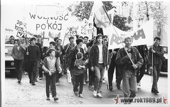 Wiec i manifestacja studentów WSP i Politechniki Świętokrzyskiej (NZS) z udziałem A. Gwiazdy, maj 1989 (ze zbiorów Janusza Kozy) #10
