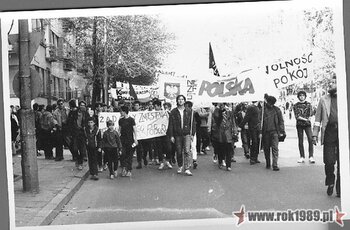 Manifestacja NZS WSP i politechniki, Niezależnego Zrzeszenia Młodzieży i Federacji Młodzieży Walczącej w dn. 3.05.1989 –fot. wykonane pod gmachem KW PZPR Kielcach (ze zbiorów Janusza Kozy) #5