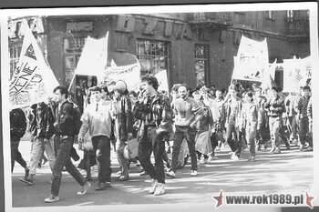 Manifestacja NZS WSP i politechniki, Niezależnego Zrzeszenia Młodzieży i Federacji Młodzieży Walczącej w dn. 3.05.1989 –fot. wykonane pod gmachem KW PZPR Kielcach (ze zbiorów Janusza Kozy) #7