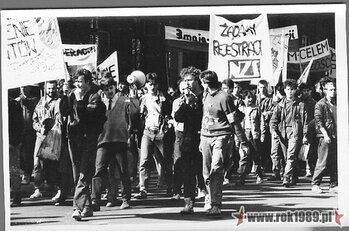 Manifestacja NZS WSP i politechniki, Niezależnego Zrzeszenia Młodzieży i Federacji Młodzieży Walczącej w dn. 3.05.1989 –fot. wykonane pod gmachem KW PZPR Kielcach (ze zbiorów Janusza Kozy) #8