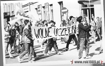 Manifestacja NZS WSP i politechniki, Niezależnego Zrzeszenia Młodzieży i Federacji Młodzieży Walczącej w dn. 3.05.1989 –fot. wykonane pod gmachem KW PZPR Kielcach (ze zbiorów Janusza Kozy) #9