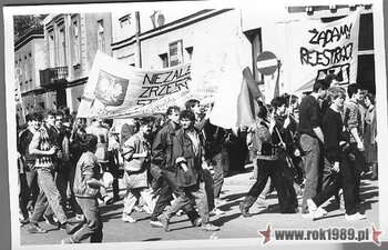 Manifestacja NZS WSP i politechniki, Niezależnego Zrzeszenia Młodzieży i Federacji Młodzieży Walczącej w dn. 3.05.1989 –fot. wykonane pod gmachem KW PZPR Kielcach (ze zbiorów Janusza Kozy) #13