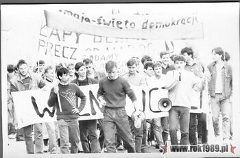 Manifestacja NZS WSP i politechniki, Niezależnego Zrzeszenia Młodzieży i Federacji Młodzieży Walczącej w dn. 3.05.1989 –fot. wykonane pod gmachem KW PZPR Kielcach (ze zbiorów Janusza Kozy) #15