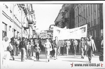 Manifestacja NZS WSP i politechniki, Niezależnego Zrzeszenia Młodzieży i Federacji Młodzieży Walczącej w dn. 3.05.1989 –fot. wykonane pod gmachem KW PZPR Kielcach (ze zbiorów Janusza Kozy) #17
