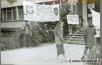 Pikieta NZS WSP Kielce przed rektoratem WSP na ul. Wesołej 56, wiosna 1989 (ze zbiorów Janusza Kozy) #1