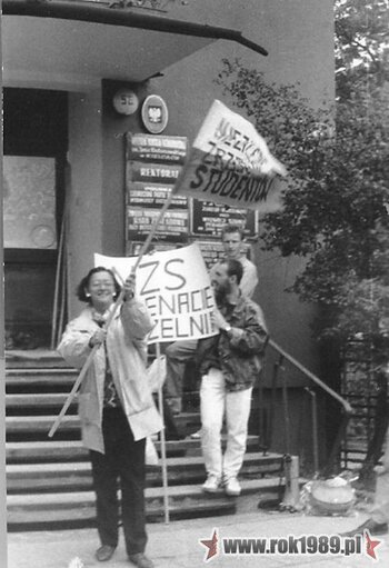 Pikieta NZS WSP Kielce przed rektoratem WSP na ul. Wesołej 56, wiosna 1989 (ze zbiorów Janusza Kozy) #2