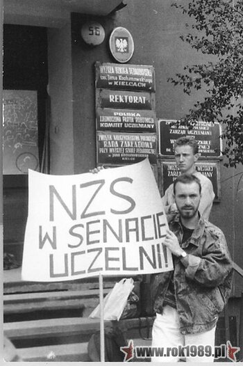 Pikieta NZS WSP Kielce przed rektoratem WSP na ul. Wesołej 56, wiosna 1989 (ze zbiorów Janusza Kozy) #3