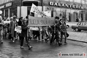 Heppening – 1 kwietnia 1989 w Kielcach, organizatorem była prawdopodobnie Pomarańczowa Alternatywa (ze zbiorów Michała Sieradzana) #4