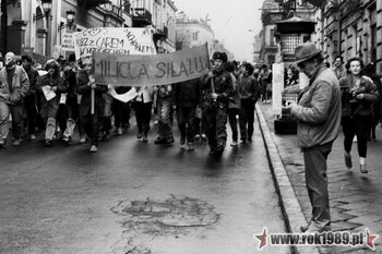 Heppening – 1 kwietnia 1989 w Kielcach, organizatorem była prawdopodobnie Pomarańczowa Alternatywa (ze zbiorów Michała Sieradzana) #6