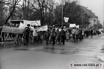 Heppening – 1 kwietnia 1989 w Kielcach, organizatorem była prawdopodobnie Pomarańczowa Alternatywa (ze zbiorów Michała Sieradzana) #8