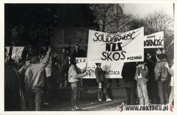 Zdjęcie z manifestacji z 08.03.1989 r. na pl. Adama Mickiewicza w Poznaniu #1