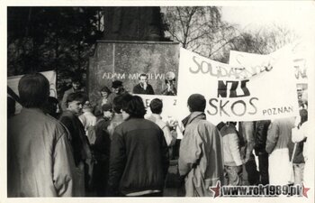Zdjęcie z manifestacji z 08.03.1989 r. na pl. Adama Mickiewicza w Poznaniu #2