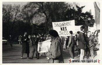 Zdjęcie z manifestacji z 08.03.1989 r. na pl. Adama Mickiewicza w Poznaniu #3