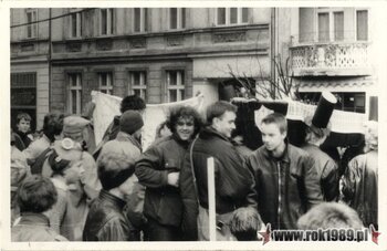 Zdjęcie z manifestacji z 15.03.1989 r. na ul. Półwiejskiej w Poznaniu #1