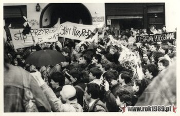 Zdjęcie z manifestacji z 15.03.1989 r. na ul. Półwiejskiej w Poznaniu #2